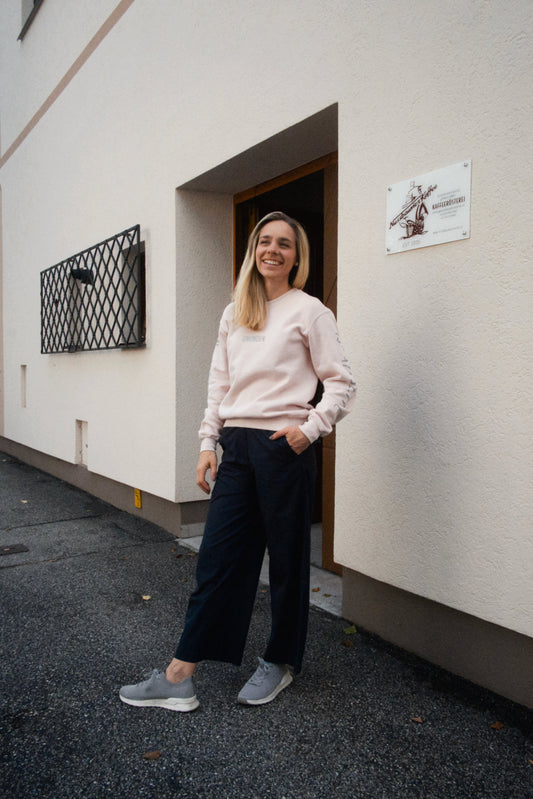 Röstmeisterin Marlene Drack vor dem Eingang der Nussbaumer Kaffeerösterei in Gmunden