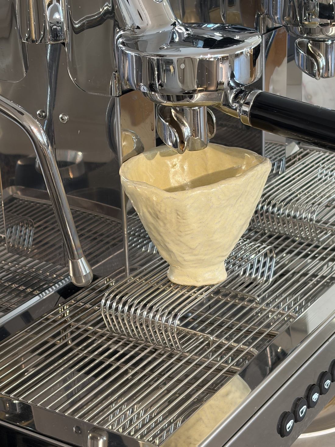 Handgemachte Keramiktasse unter einer Espressomaschine beim Coffee & Clay Workshop in Gmunden